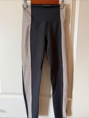 Two-Tone High-Waist 7/8 Abercrombie YPB Leggings in Black and Light Taupe